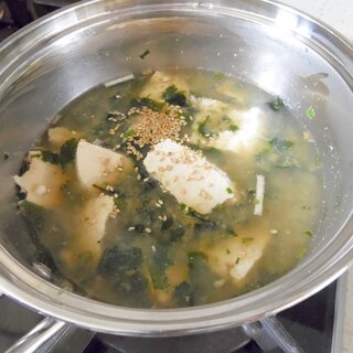 豆腐の味噌汁　ゴマ浮かべ